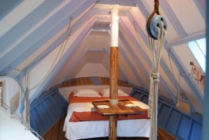 Dormitorio pequeño con cama en el ático en LA CALOGE KASTELL DINN, en Crozon