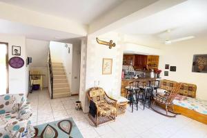 Concorde Royal Beach Village, Ras Sidr, South Sinai Villa 116 في رأس سدر: غرفة معيشة مع أريكة ومطبخ