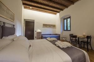 um quarto com uma cama grande, uma mesa e cadeiras em Locanda Leonardo Hotel em Calolziocorte