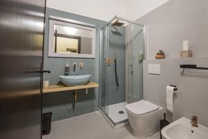 uma casa de banho com um chuveiro, um lavatório e um WC. em Locanda Leonardo Hotel em Calolziocorte