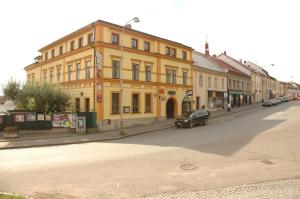 een geel gebouw aan de straatkant bij Penzion "U Kubínů" in Přibyslav