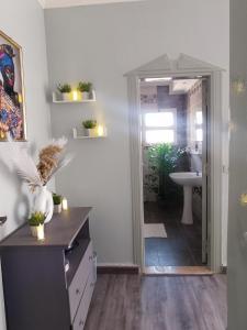 Un baño con ducha con lavabo y espejo. en Vila Maia, en Hurghada