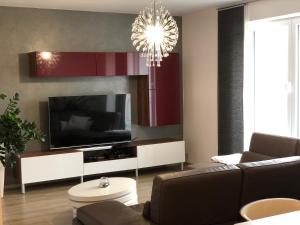 un soggiorno con divano e TV di Apartmán nearly SKI ARENA a Nové Město na Moravě