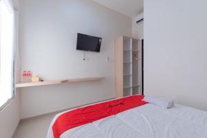 RedDoorz near CSB Mall Cirebon tesisinde bir odada yatak veya yataklar