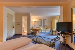 Hotel Alt Vellern في بيكم: غرفة معيشة كبيرة مع تلفزيون بشاشة مسطحة