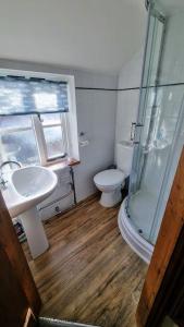 5 Museum Cottages في شيرينغهام: حمام مع مرحاض ومغسلة ودش