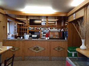 a kitchen with a bar in a restaurant at HOTEL BRUSTOLON in Dont