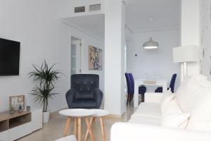 sala de estar con sofá, silla y mesa en MonKeys Apartments Lumbreras Deluxe, en Sevilla