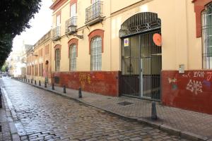 una calle adoquinada frente a un edificio en MonKeys Apartments Lumbreras Deluxe, en Sevilla