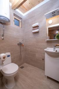 uma casa de banho com um WC e um lavatório em Oasis of Peace em Cetinje