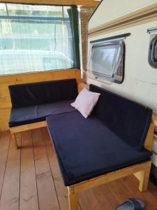 Кровать или кровати в номере каравана Марбея