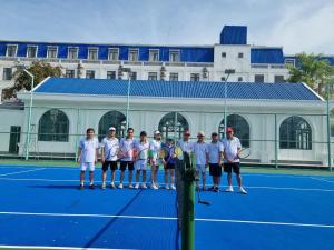 eine Gruppe von Personen, die auf einem Tennisplatz stehen in der Unterkunft Cao Lanh Hotel in Ấp Mỹ Ðông