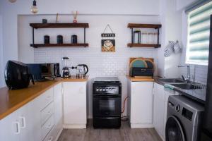 Cuisine ou kitchenette dans l'établissement 2 Bedroom Apartment with Modern Finishes Hill Tud Stays