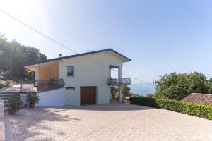 Casa blanca con balcón y entrada en Garda Lake Panorama Villa with Garden & BBQ, en San Zeno di Montagna