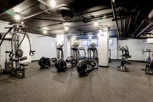 einen Fitnessraum mit mehreren Laufbändern in einem Zimmer in der Unterkunft UWS 1br w in-unit wd elevator nr central park NYC-1324 in New York