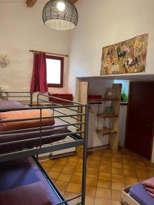 a room with two bunk beds in a room at Chambres d'hôtes avec vue panoramique - Gîte Saint Roch in Tuchan