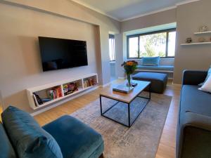 sala de estar con sofá y mesa en Sundrenched 2 bed 2 bath apartment + sea views en Ciudad del Cabo