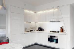 A cozinha ou cozinha compacta de Financial District 1br w WD gym elevator NYC-1369