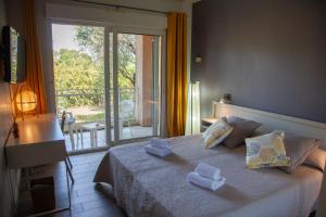 een slaapkamer met een bed met twee handdoeken erop bij Orizonte in Cervione
