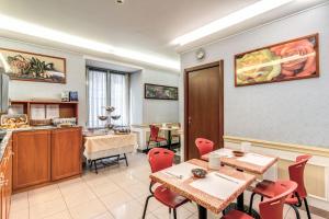 ローマにあるホテル ミロのダイニングルーム(テーブル、椅子付)、キッチン
