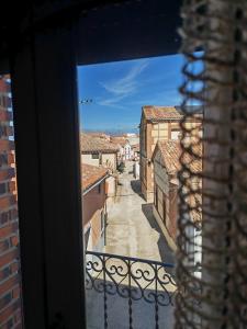 una ventana con vistas a una calle de la ciudad en Casa Rural Teralba, en La Calzada de Oropesa