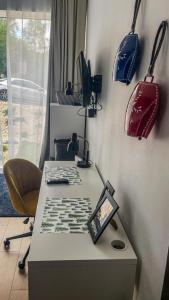 een kamer met een tafel met een foto erop bij Biała Perła Czarna Góra Resort Apartament 102 in Siena