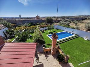 una vista aérea de un patio con piscina en Casa Rural Teralba, en La Calzada de Oropesa