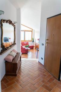 Alloggio turistico Il Tiglio في كانالي مونتيرانو: غرفة معيشة مع مرآة وأريكة
