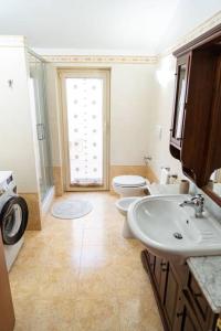 baño con 2 aseos y lavamanos en Alloggio turistico Il Tiglio en Canale Monterano