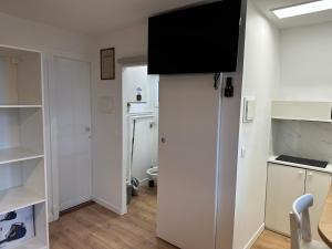 salon z telewizorem na ścianie w obiekcie Sceaux - Locations de Charme dans Maison w mieście Sceaux +27 zdjęć