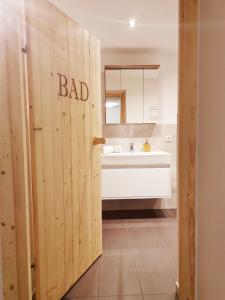 a bathroom with a bad sign on the door at Appartements Höpfl in Westendorf