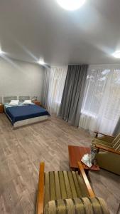 ein Schlafzimmer mit einem Bett und einem Sofa darin in der Unterkunft Sanatoriy Samara 
