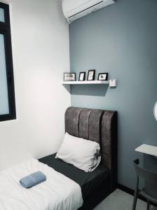 Cette chambre comprend un lit avec un oreiller et une étagère. dans l'établissement Neu suites 007- 2 bedrooms klcc, à Kuala Lumpur