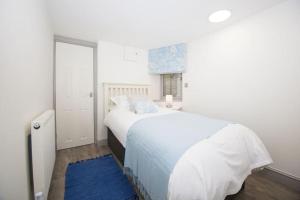 Cama o camas de una habitación en Stunning cosy cottage in old town Padstow sleeps 4