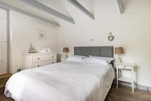 Cama o camas de una habitación en Stunning cosy cottage in old town Padstow sleeps 4