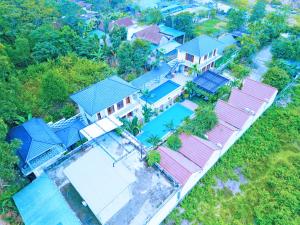une vue sur une maison aux toits bleus dans l'établissement The Hillside Homes, à Phong Nha