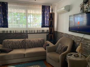 Il comprend un salon doté d'un canapé et d'une télévision à écran plat. dans l'établissement Anatolia, à Antalya