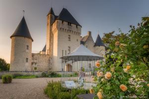 een kasteel met een prieel ervoor bij Hôtel du Château du Rivau in Lémeré
