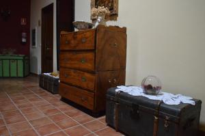 a room with a dresser and two chests at Los Cuatro Caños in Sigüenza