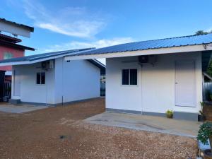 une maison dotée d'un toit solaire dans l'établissement Cheap N Clear Budget Accommodation, à Songkhla