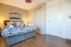 a bedroom with a bed in a room at Luxury Detached House with Pool Table, Fast Wi-Fi, Smart TVs and Driveway Parking by Yoko Property in Milton Keynes