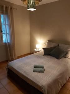 um quarto com uma cama grande com duas toalhas em La Bastine em Lorgues