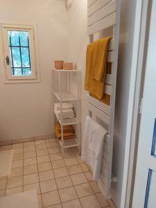 La salle de bains est pourvue d'un sèche-serviettes. dans l'établissement La Bastine, à Lorgues