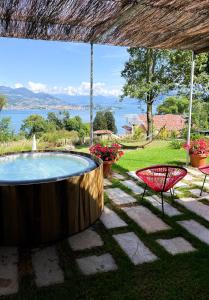 een hot tub in de tuin met 2 stoelen bij Casa Rampolina in Stresa