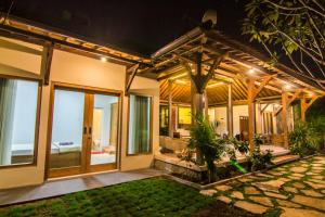 Villa mit Meerblick in der Nacht in der Unterkunft Pendopo Perwitasari in Timuran