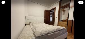 1 dormitorio con 1 cama en una habitación con espejo en Bonito piso con aparcamiento a pie de la calle ., en Nájera