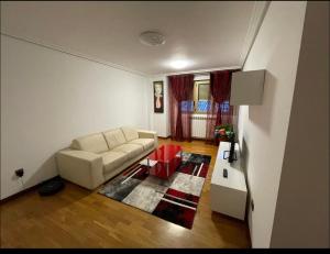 sala de estar con sofá y mesa en Bonito piso con aparcamiento a pie de la calle ., en Nájera