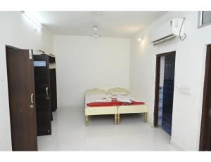 1 dormitorio pequeño con 1 cama en una habitación en Hotel Panchkund Palace, Pushkar, en Pushkar