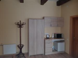 eine Küche mit einem Schrank und einer Mikrowelle in der Unterkunft Simon-Dach-Haus in Klaipėda