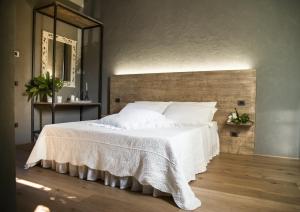 a bedroom with a large bed with a white bedspread at Il Giardino di Ortensia B&B in Bientina +12 photos